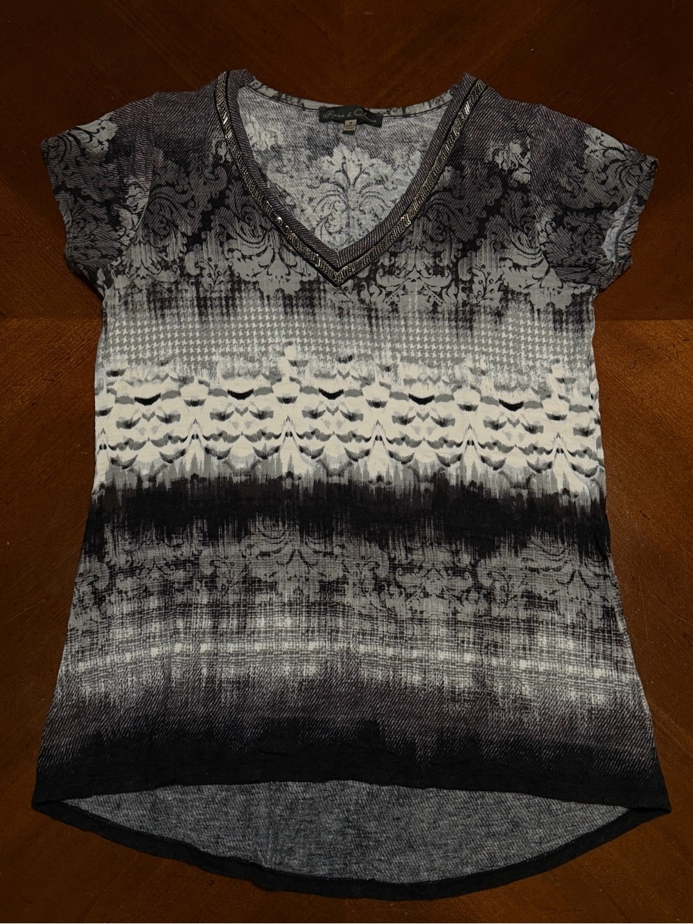 Lysse Black and White Printed V-Neck Short Sleeve Top